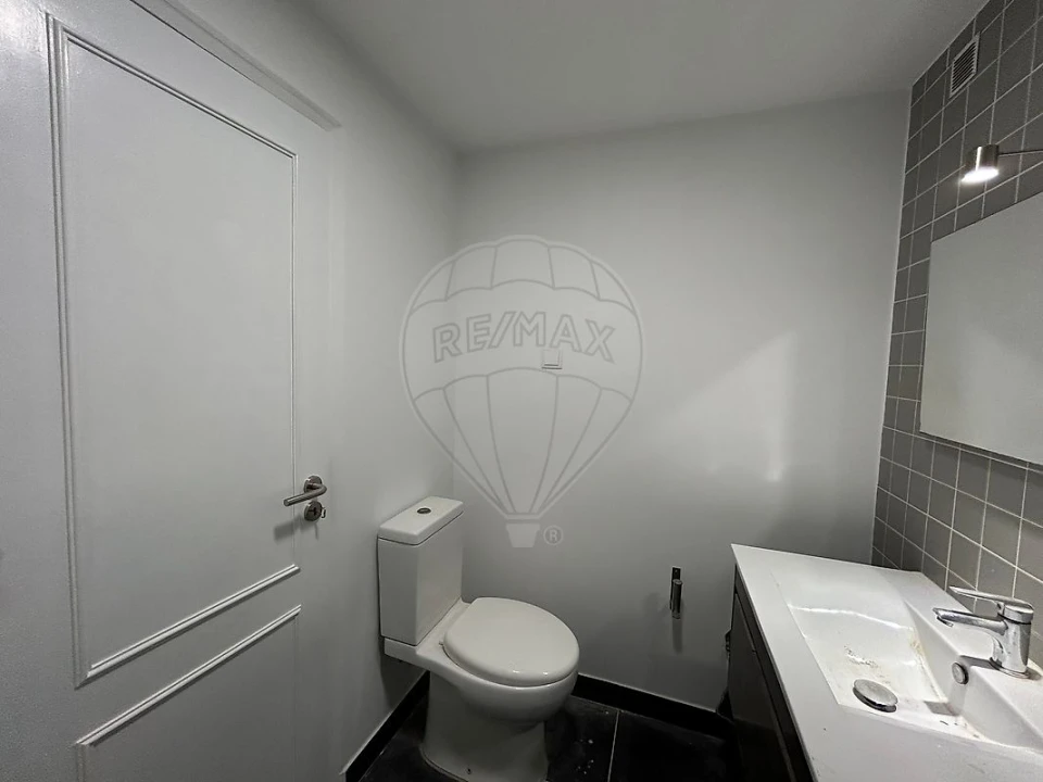 Apartamento T1 para Arrendamento em Santo Antonio dos Olivais Foto 5