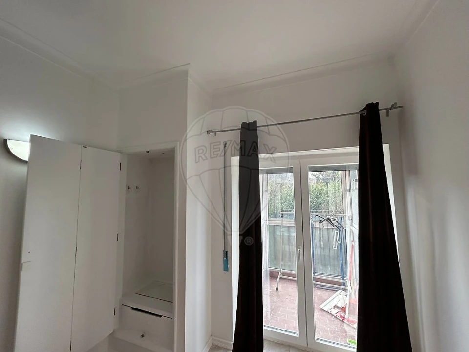 Apartamento T1 para Arrendamento em Santo Antonio dos Olivais Foto 8