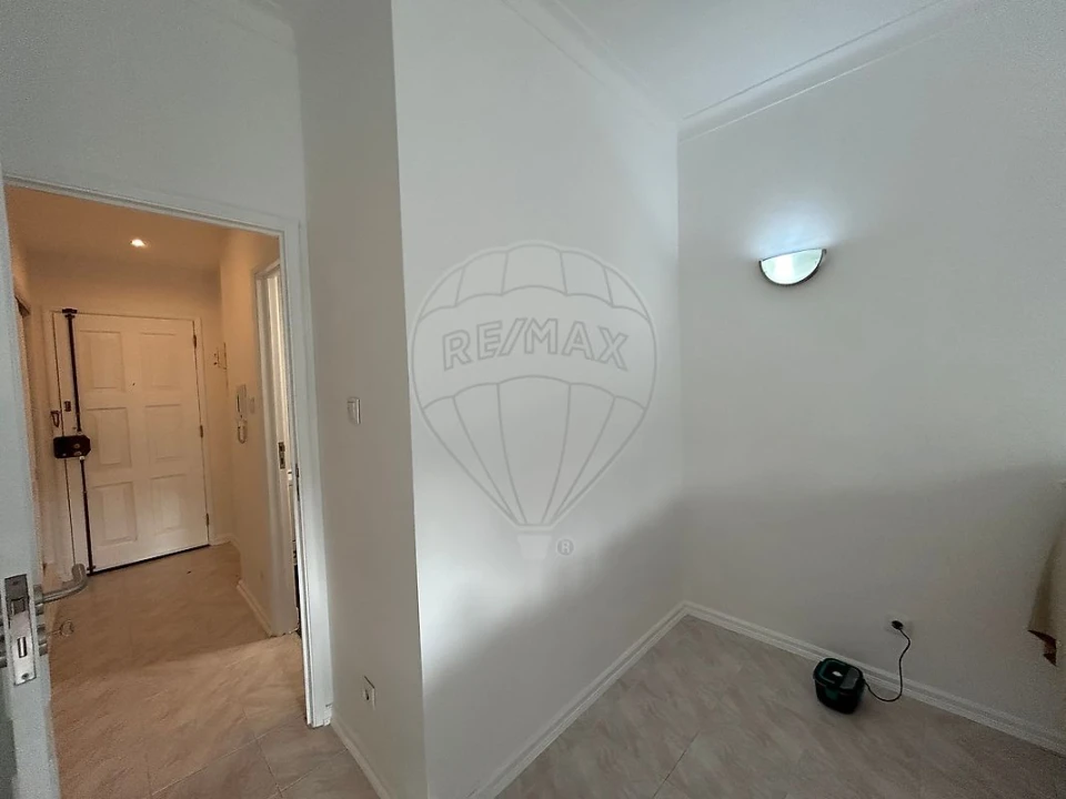 Apartamento T1 para Arrendamento em Santo Antonio dos Olivais Foto 7