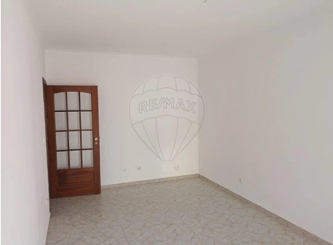 Apartamento T2 para Venda em Algueirão-Mem Martins Foto 3