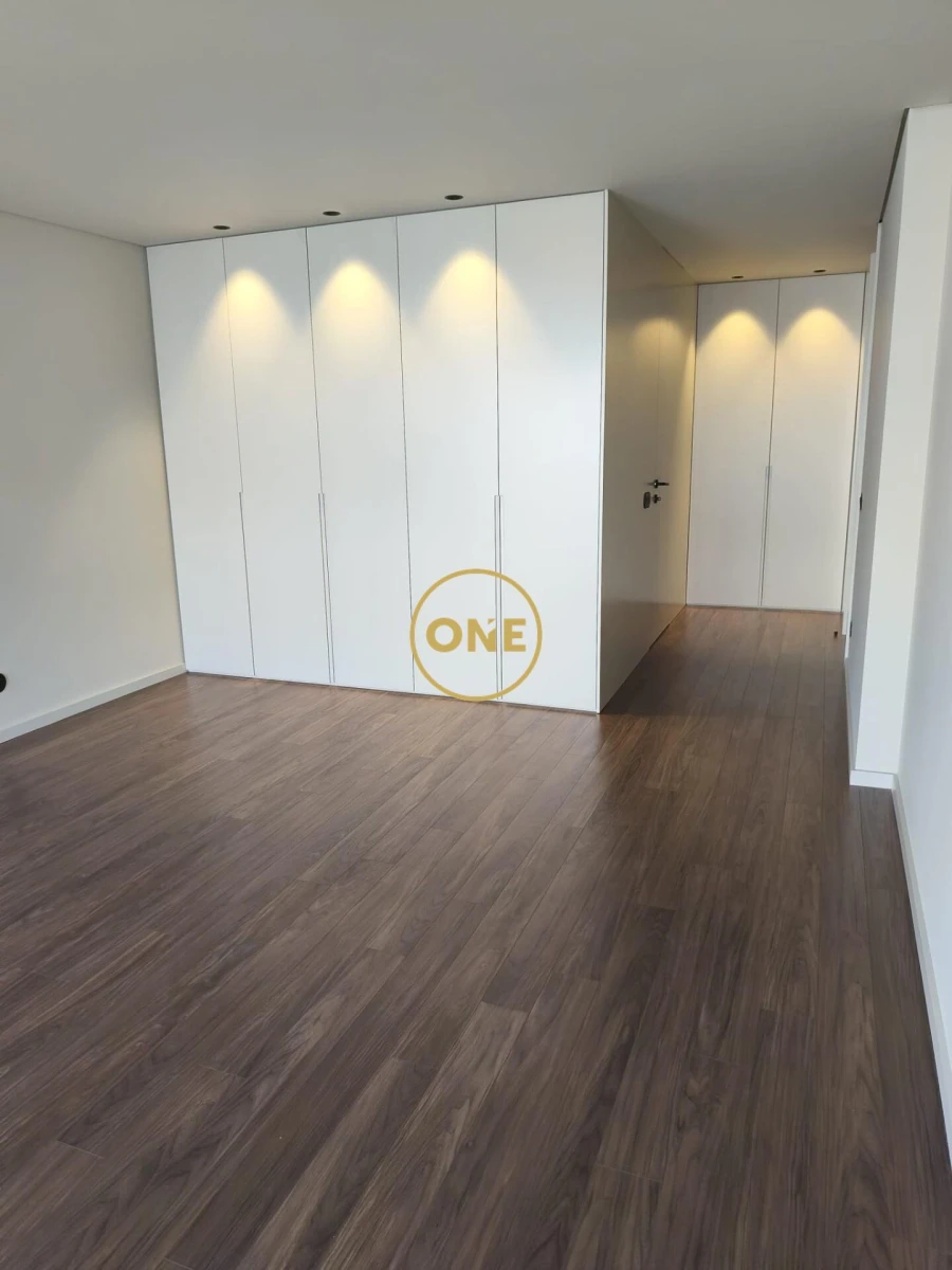 Moradia T4 para Venda em Requião Foto 6