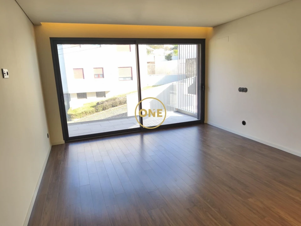 Moradia T4 para Venda em Requião Foto 7