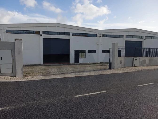 Armazém para Arrendamento em São Domingos de Rana