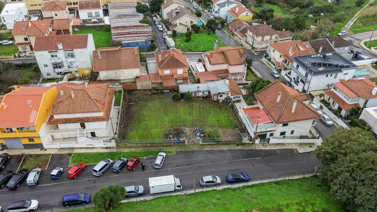 Terreno para Venda em Santo António dos Cavaleiros e Frielas Foto 1