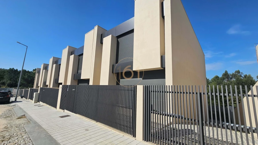 Moradia T3 para Venda em Fânzeres e São Pedro da Cova Foto 2