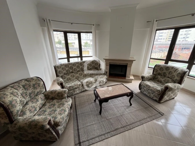 Apartamento T2 para Arrendamento em Loures Foto 3