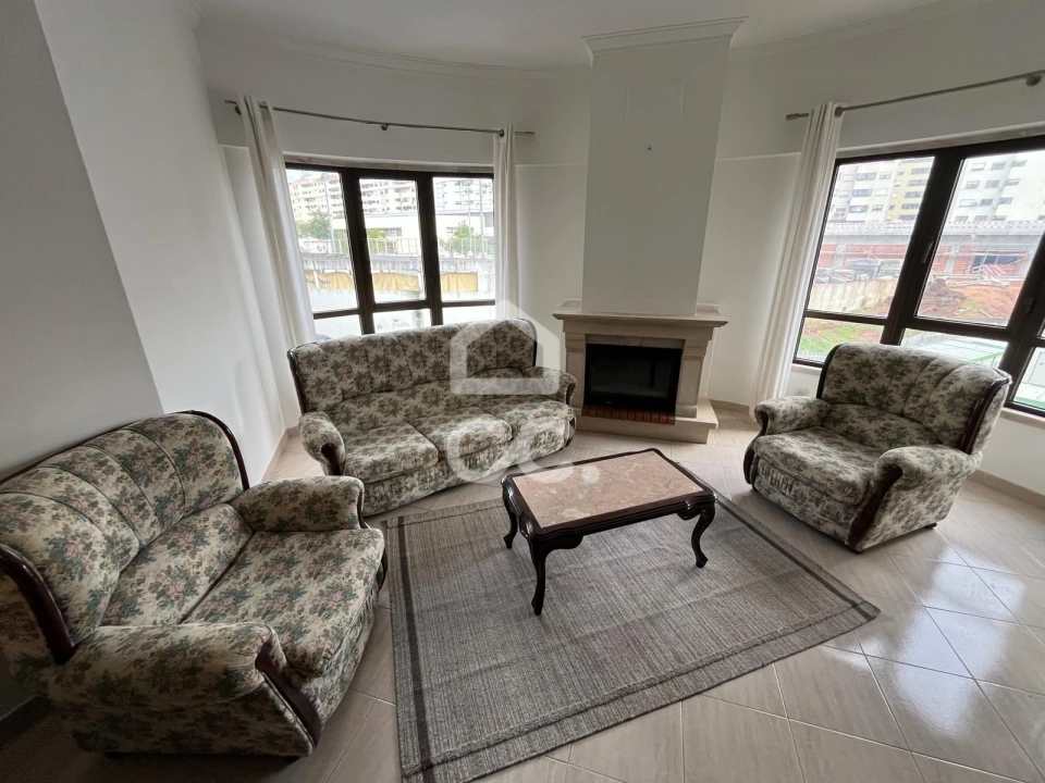 Apartamento T2 para Arrendamento em Loures Foto 3