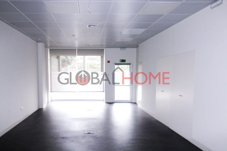 Loja para Arrendamento em Santa Marinha e São Pedro da Afurada Foto 4