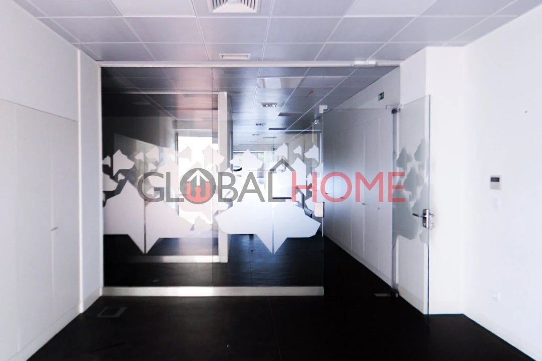 Loja para Arrendamento em Santa Marinha e São Pedro da Afurada Foto 9