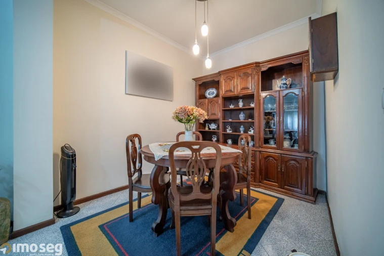 Moradia T2 para Venda em Urgezes Foto 5