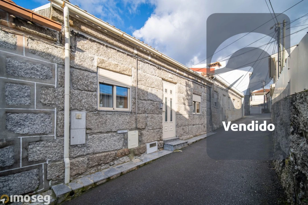 Moradia T2 para Venda em Urgezes Foto 1