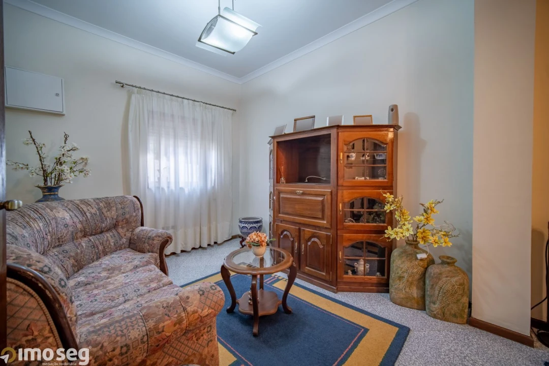 Moradia T2 para Venda em Urgezes Foto 4