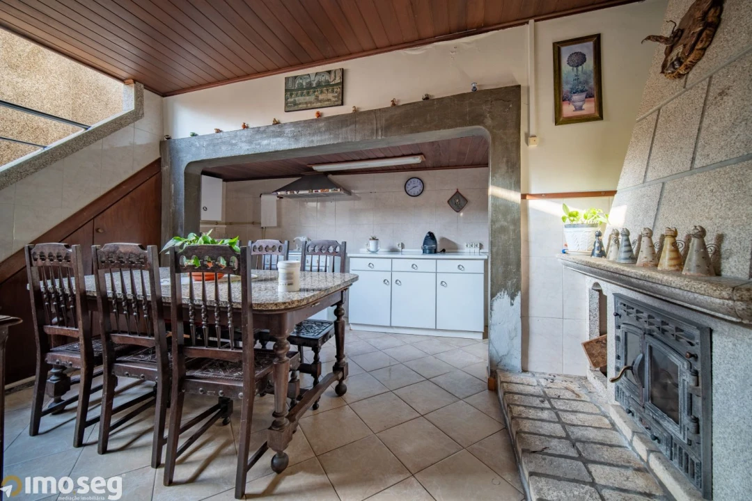 Moradia T2 para Venda em Urgezes Foto 6