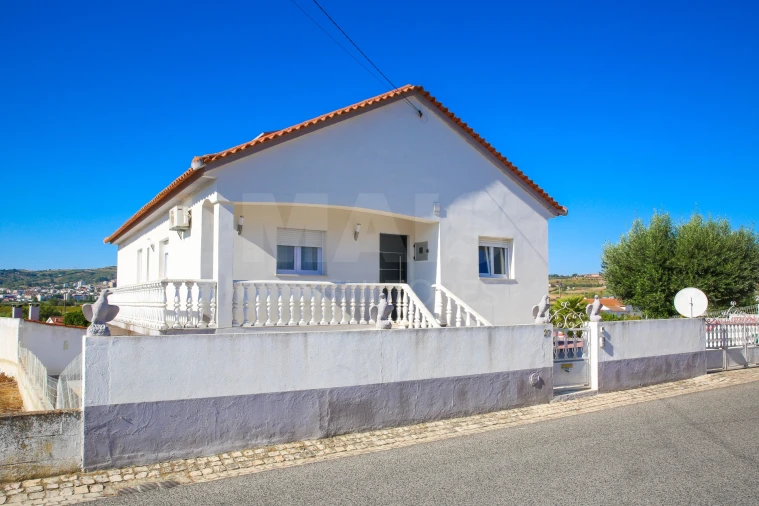 Moradia T5 para Venda em Alenquer (Santo Estêvão e Triana) Foto 3