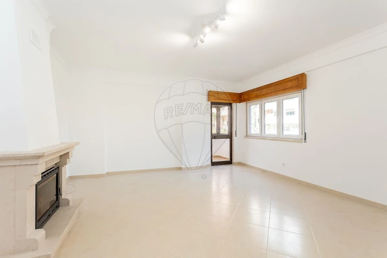 Apartamento T3 para Arrendamento em Cacém e São Marcos