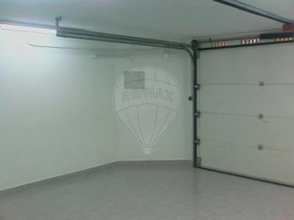 Garagem para Arrendamento em Queluz e Belas Foto 2