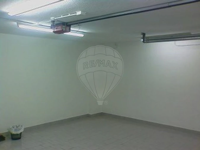 Garagem para Arrendamento em Queluz e Belas Foto 3