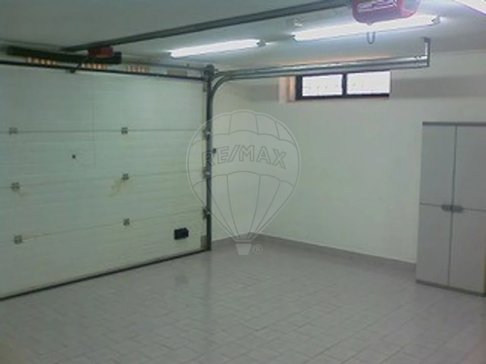 Garagem para Arrendamento em Queluz e Belas Foto 1