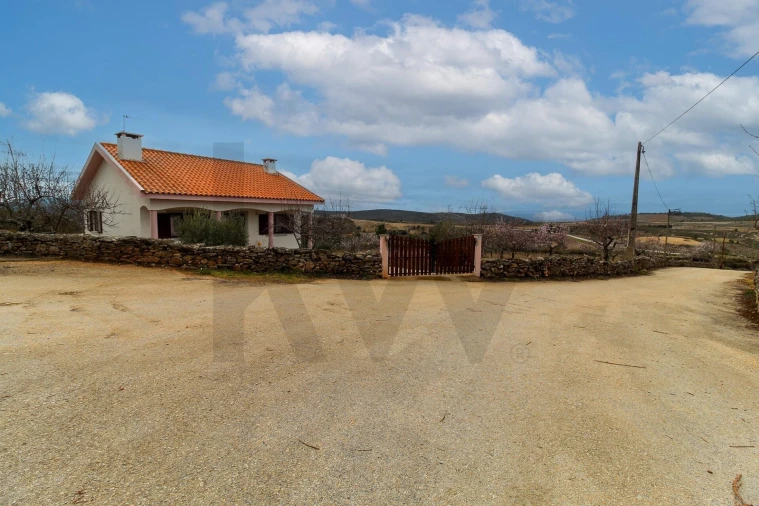 Moradia T3 para Venda em Carviçais