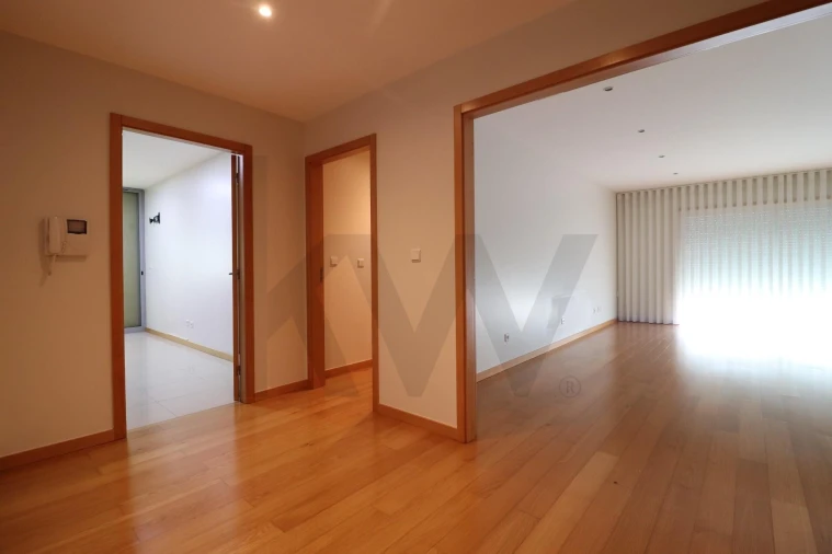 Apartamento T2 para Arrendamento em Santa Maria da Feira, Travanca, Sanfins e Espargo Foto 4