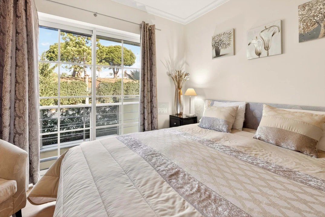 Moradia T4 para Venda em Quarteira Foto 6