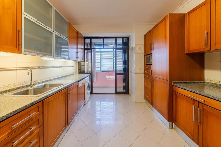 Apartamento T3 para Venda em Carnide Foto 5