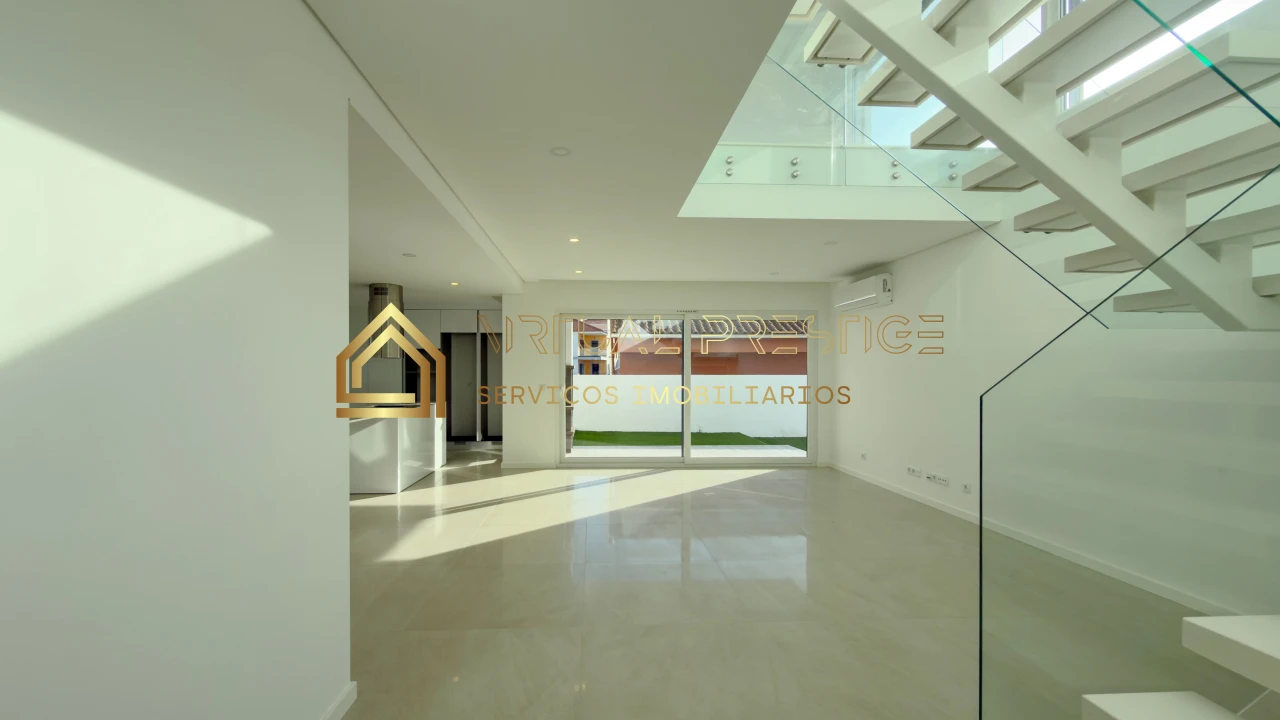 Moradia T4 para Venda em Charneca de Caparica e Sobreda Foto 3