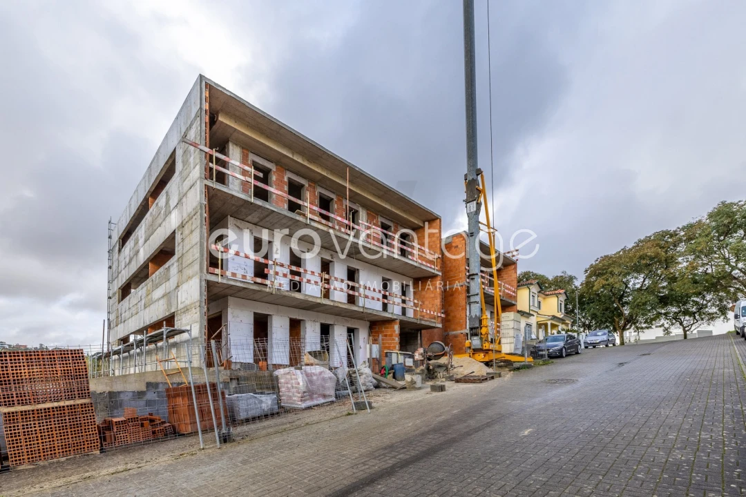 Apartamento T1 para Venda em Parceiros e Azoia Foto 12