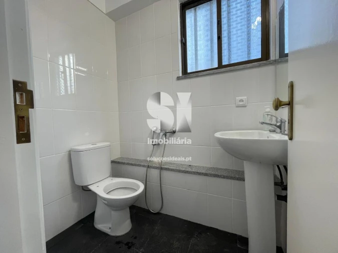 Negócio para Arrendamento em Santo Antonio dos Olivais Foto 6