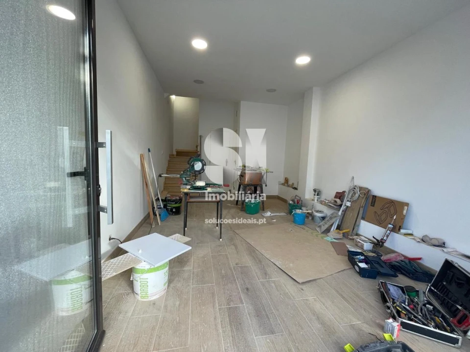 Negócio para Arrendamento em Santo Antonio dos Olivais Foto 1