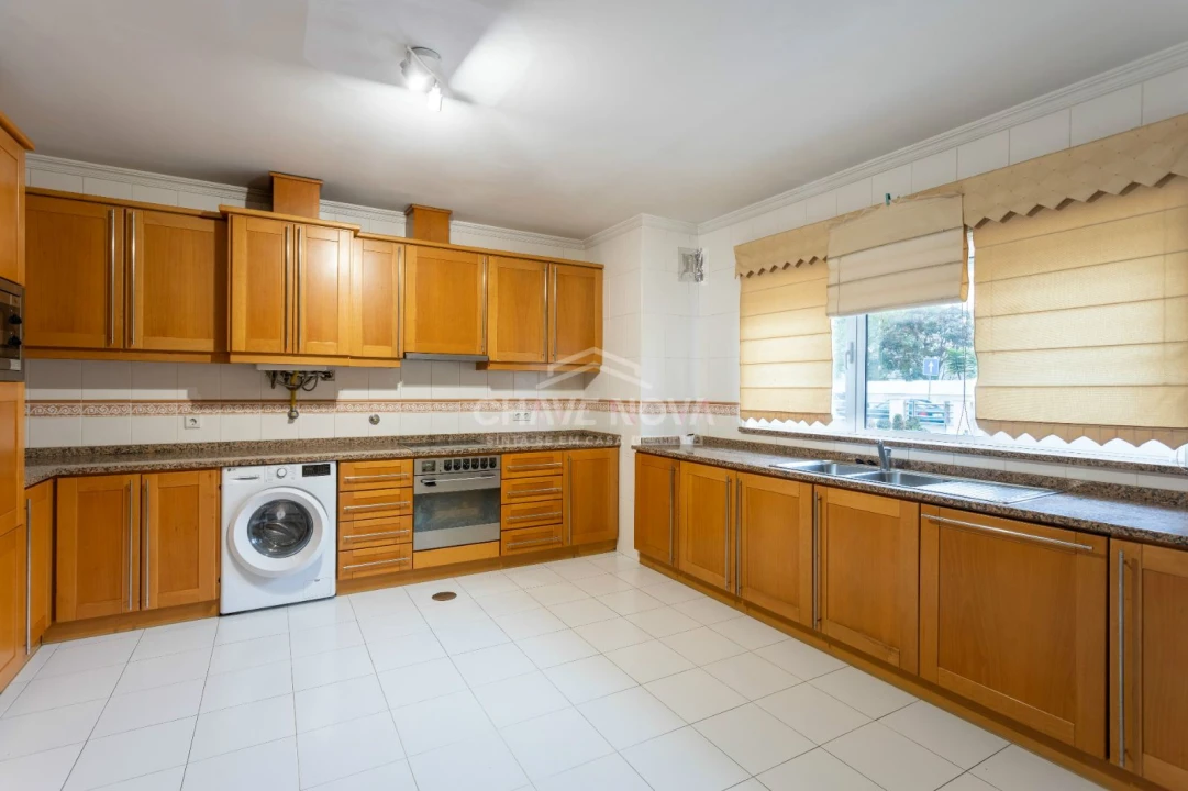 Moradia T4 para Arrendamento em Glória e Vera Cruz Foto 3