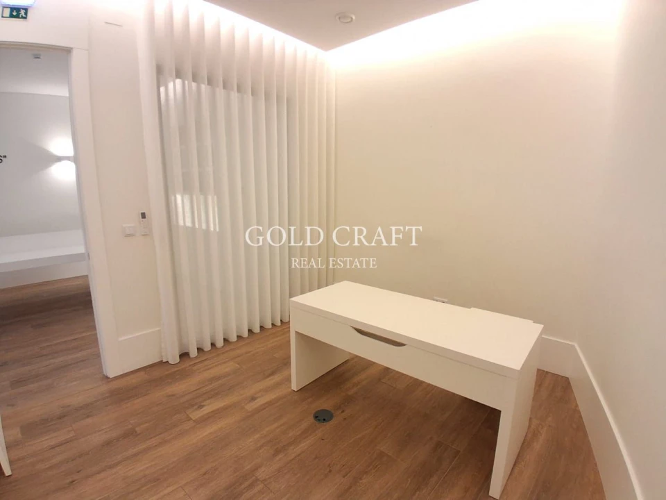 Loja para Arrendamento em Mina de Água Foto 9