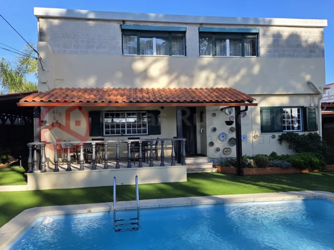 Moradia T6 para Venda em Charneca de Caparica e Sobreda