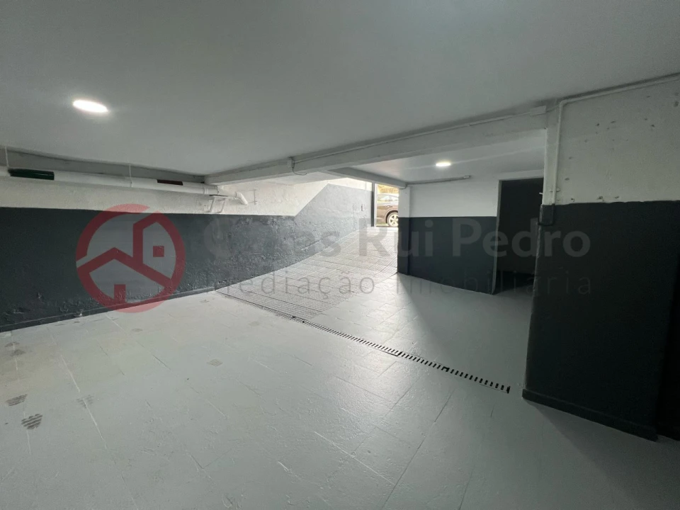 Garagem para Venda em Almada, Cova da Piedade, Pragal e Cacilhas Foto 3