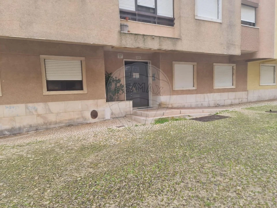 Apartamento T2 para Arrendamento em Mina de Água Foto 3