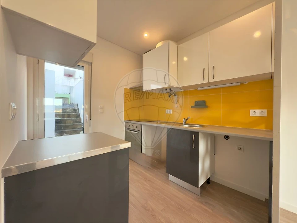 Moradia T2 para Arrendamento em Santa Maria, São Pedro e Matacães Foto 4