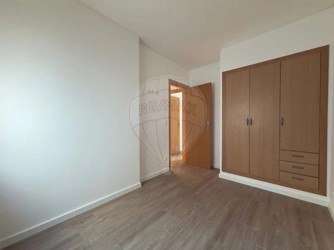 Moradia T2 para Arrendamento em Santa Maria, São Pedro e Matacães Foto 9