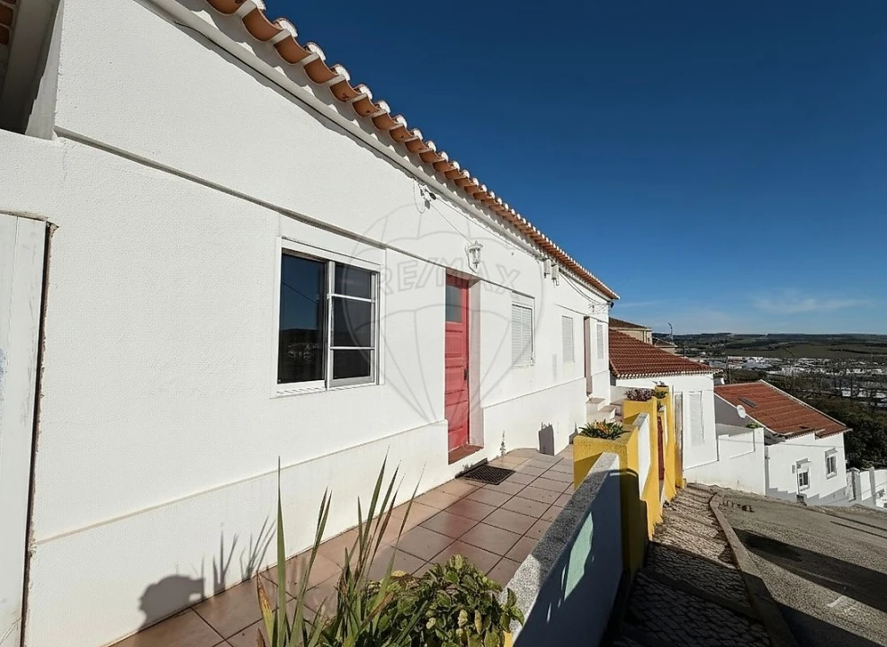 Moradia T2 para Arrendamento em Santa Maria, São Pedro e Matacães Foto 2