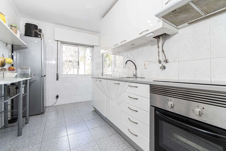 Apartamento T2 para Venda em Carcavelos e Parede Foto 11