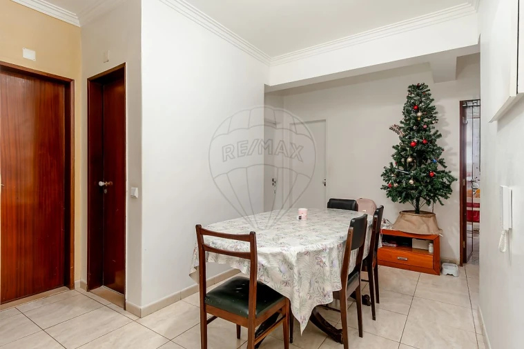 Apartamento T4 para Venda em Laranjeiro e Feijó Foto 8