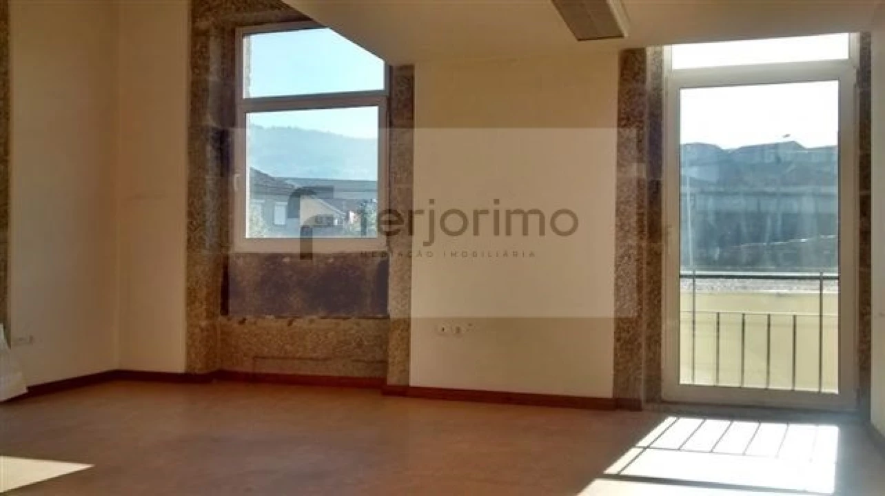 Escritório para Arrendamento em Creixomil Foto 1