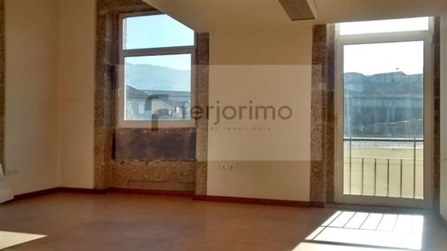 Escritório para Arrendamento em Creixomil