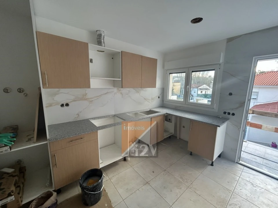 Apartamento T1 para Venda em Colmeias e Memória Foto 3