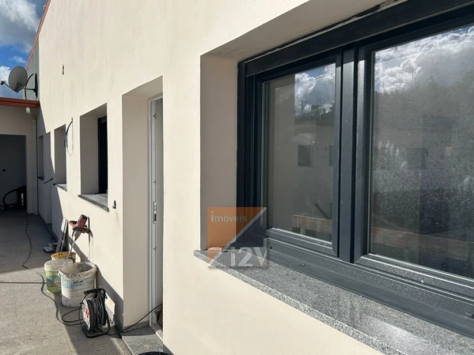 Apartamento T1 para Venda em Colmeias e Memória