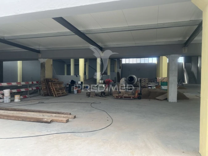 Armazém para Venda em Sacavém e Prior Velho