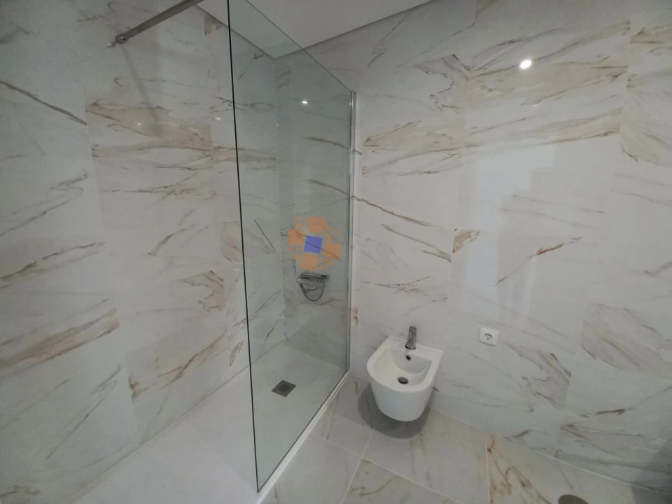 Apartamento T2 para Venda em Corroios Foto 9