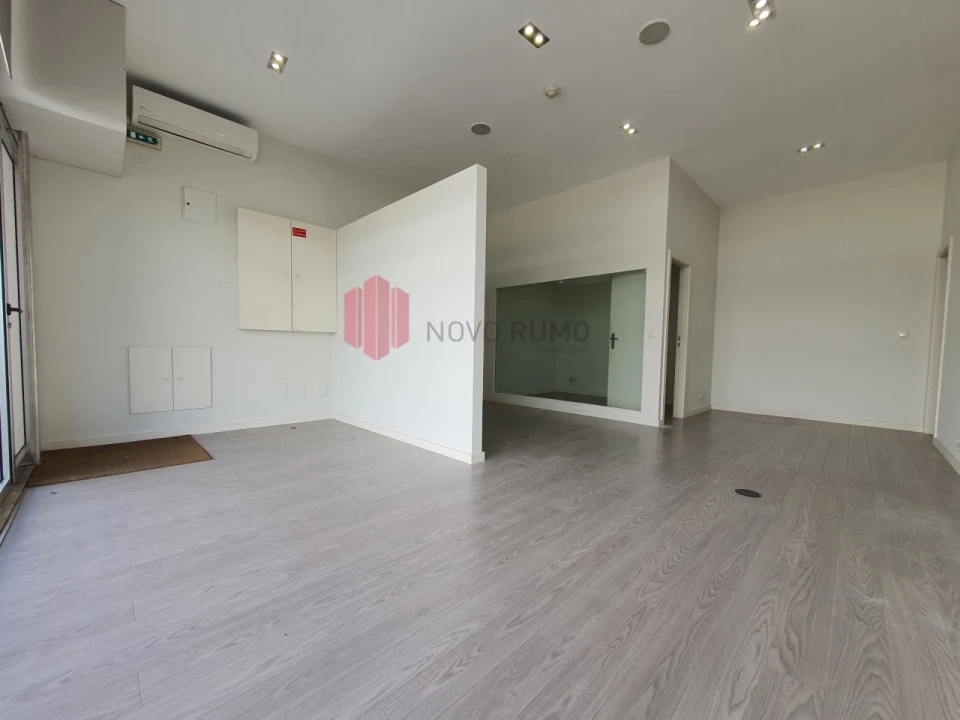 Loja para Venda em Cidade da Maia Foto 1