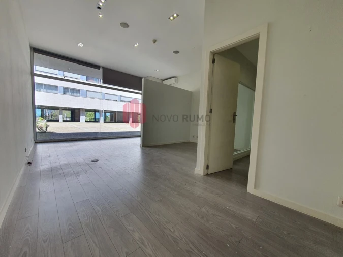 Loja para Venda em Cidade da Maia Foto 2