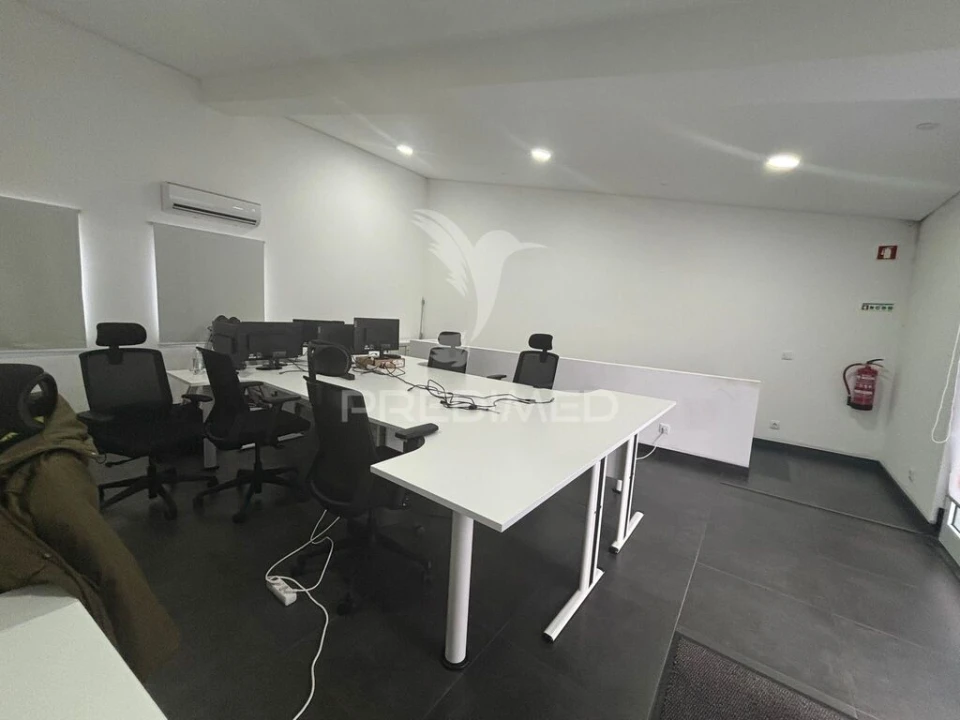 Loja para Arrendamento em Angra (São Pedro) Foto 1