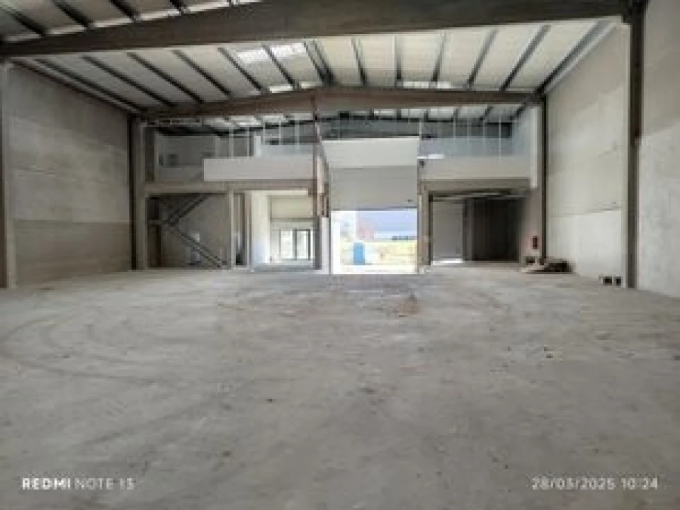 Armazém para Arrendamento em Santiago dos Velhos Foto 3